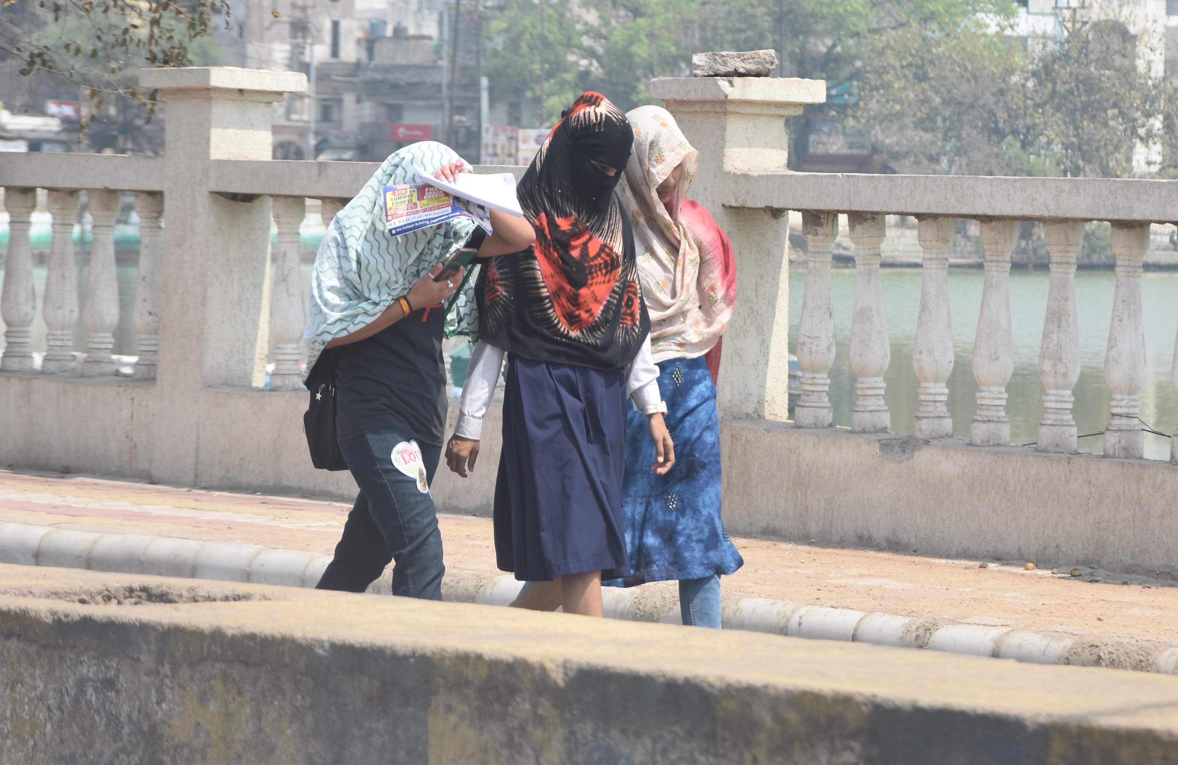 गर्मी बढ़ रही, प्रायमरी मिडिल की परीक्षाएं कब से फैसला नहीं?