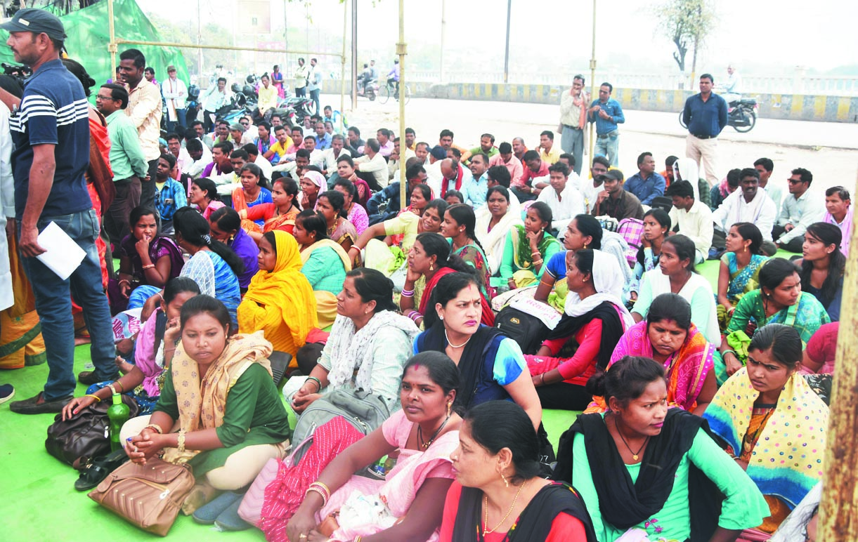 प्रेरक भी मांग रहे नियमितीकरण, धरने पर बैठे