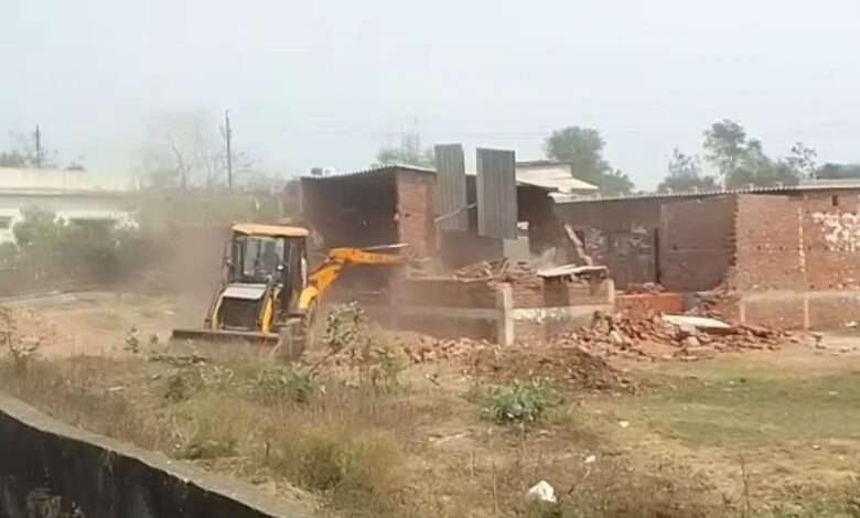 न नोटिस, न सूचना और शुरू कर दी तोडफ़ोड़