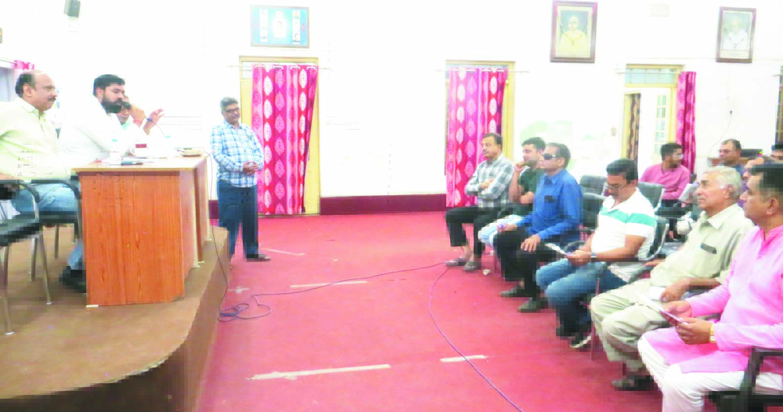 अनाधिकृत भवनों के नियमितीकरण के लिए आयुक्त ने ली बैठक