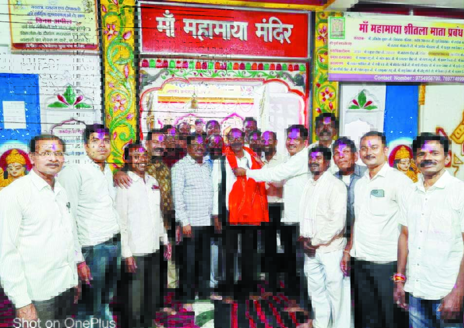 राजिम भक्तिन माता समिति के अध्यक्ष का सम्मान राजिम भक्तिन माता समिति के अध्यक्ष का सम्मान