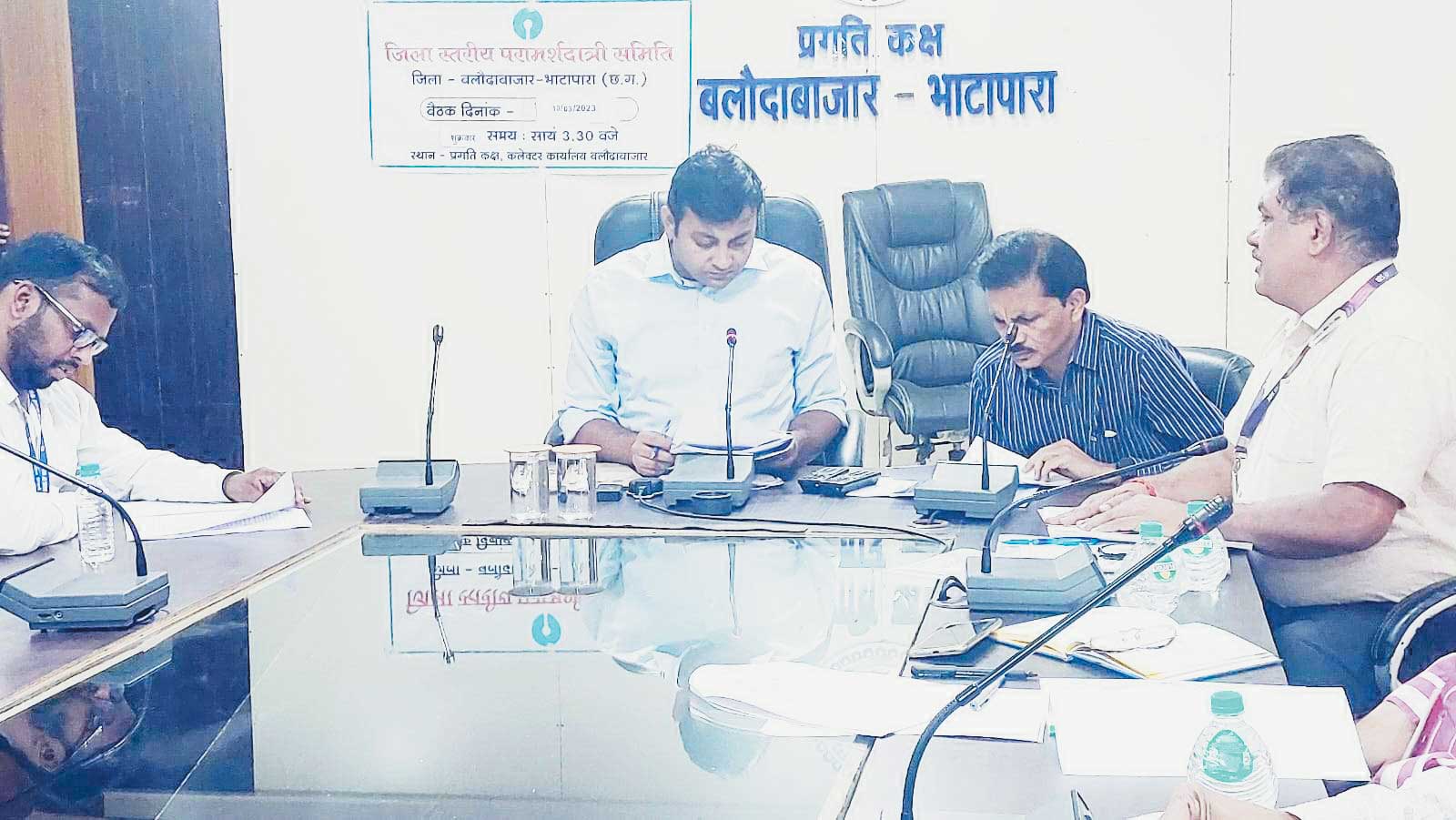 अजा-जजा युवाओं को ऋण देने में ढिलाई पर बैंक अफसरों को फटकार अजा-जजा युवाओं को ऋण देने में ढिलाई पर बैंक अफसरों को फटकार