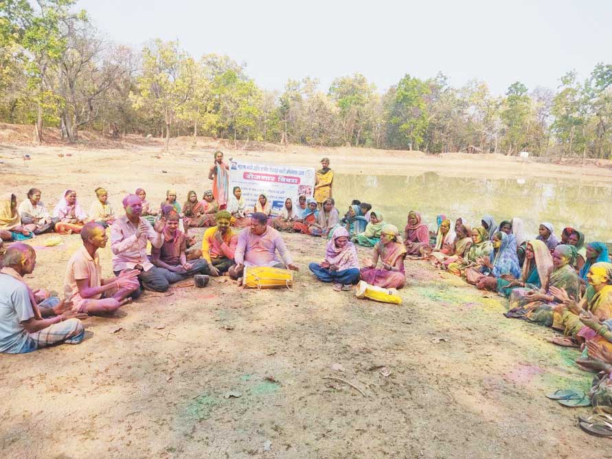 मनरेगा अंतर्गत निर्मित अमृत सरोवर तालाब में मनाया रोजगार दिवस मनरेगा अंतर्गत निर्मित अमृत सरोवर तालाब में मनाया रोजगार दिवस