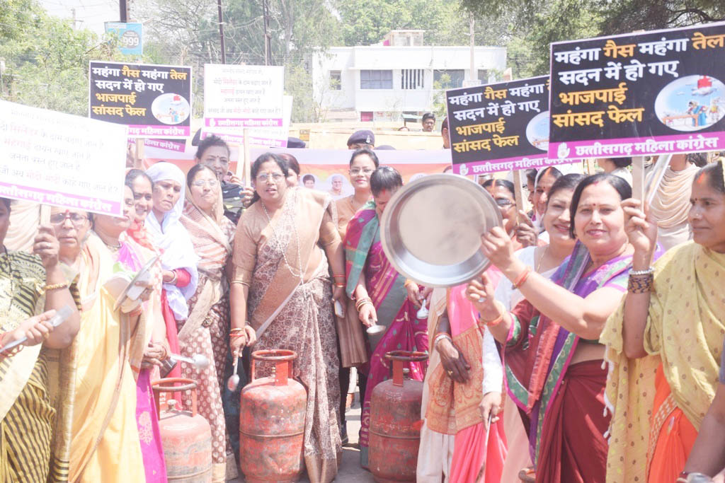 सिलेंडर के दाम बढऩे के विरोध में महिला कांग्रेस ने घेरा सांसद कार्यालय