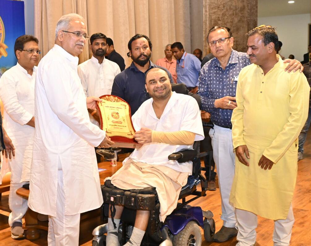 रीपा केन्द्रों में स्थानीय कलाकारों को जगह देकर काष्ट और गोबर की कलाकृतियां बनवाए जाएंगे