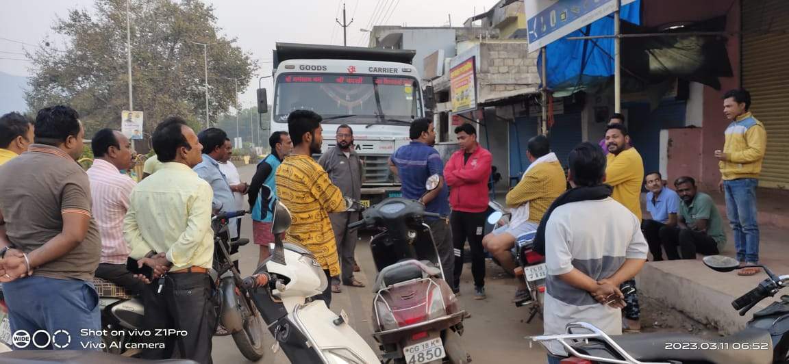 अवैध रेत से भरे 2 हाईवा  को लोगों ने पकड़ा