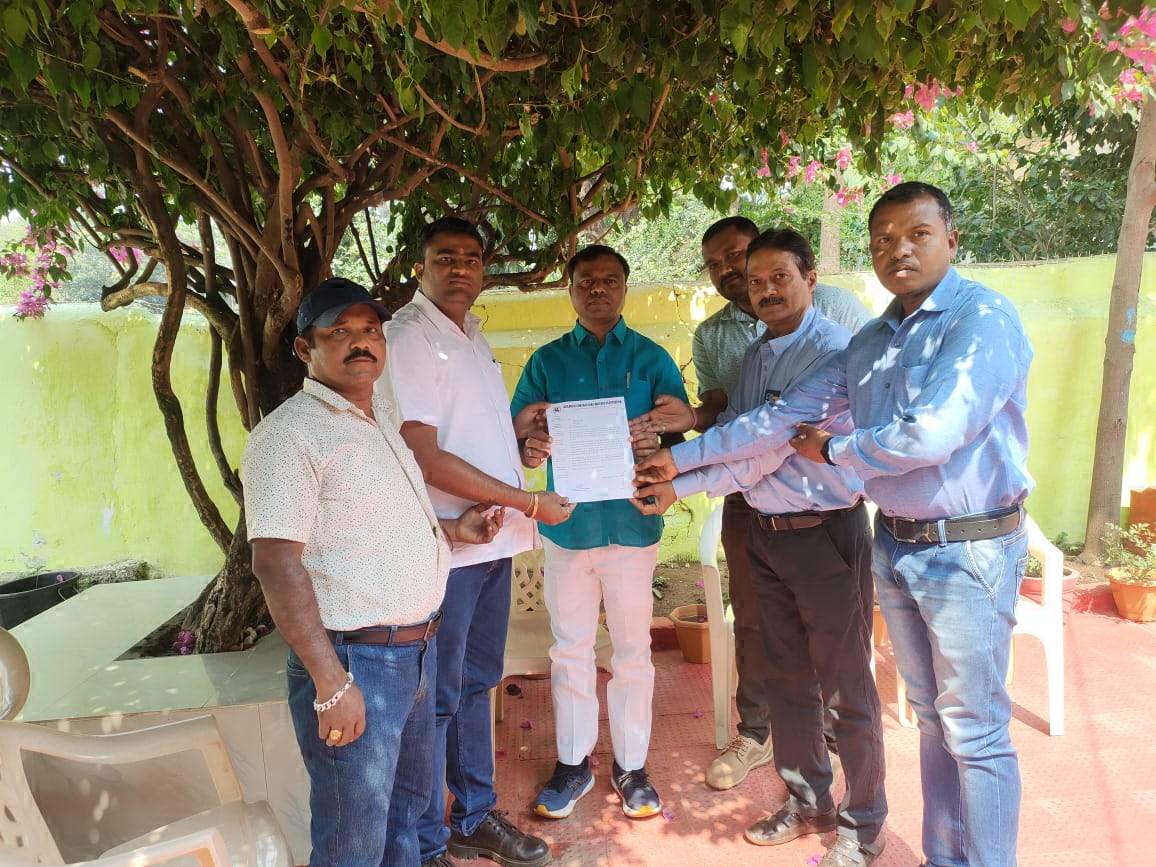 सांसद-विधायक से मिले कांट्रेक्टर  बताई रेत की समस्या