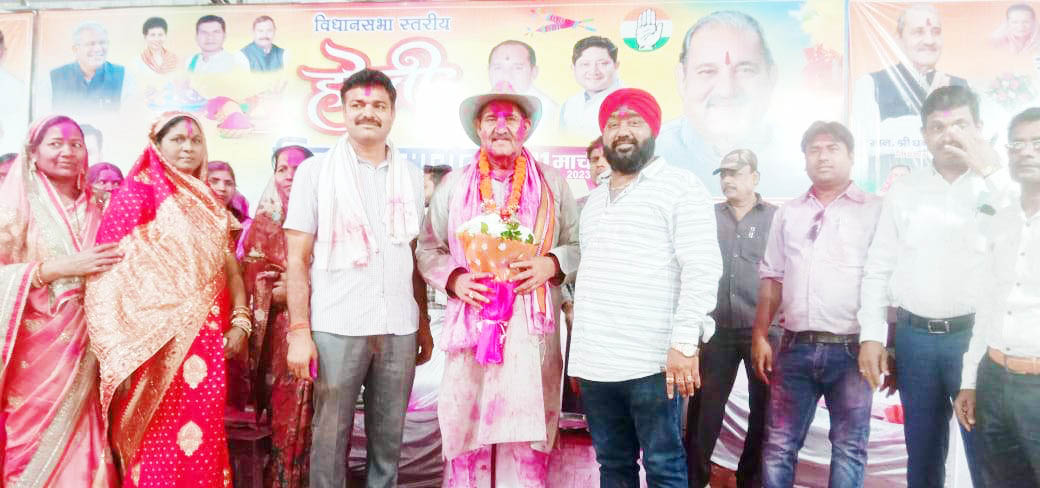 विधायक ने समर्थकों संग खेली होली