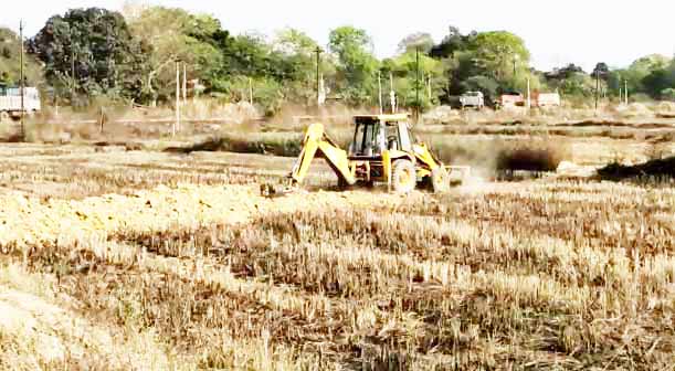 नहर को लेकर किसानों ने अफसरों को घेरा, काम रोकने मचाया हंगामा