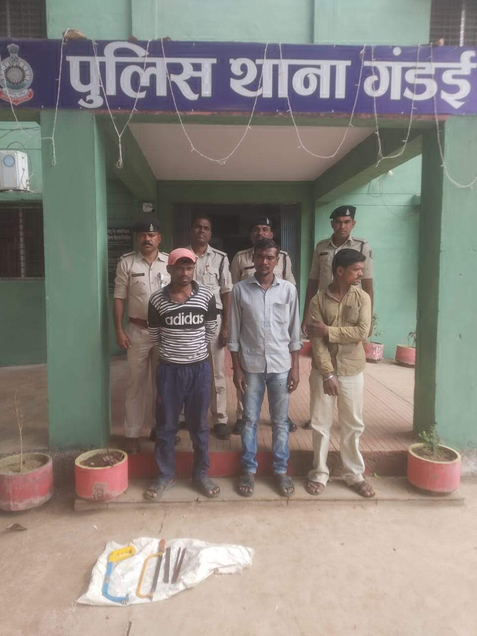 चोरी के 3 आरोपी चंद घंटों में गिरफ्तार