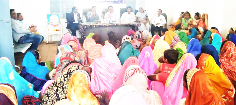 न्यायाधीशों ने ग्रामीण महिलाओं को दी कानूनी जानकारी