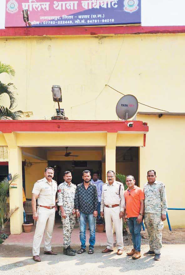 पुलिस बन चेकिंग के नाम पर ग्रामीणों के जेब से रूपयेे छीने, 2 बंदी पुलिस बन चेकिंग के नाम पर ग्रामीणों के जेब से रूपयेे छीने, 2 बंदी
