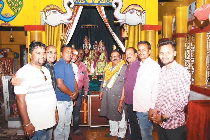 ब्लाक कांग्रेस अध्यक्ष ने कार्यकर्ताओं-ग्रामीणों संग मनाया जन्मदिन