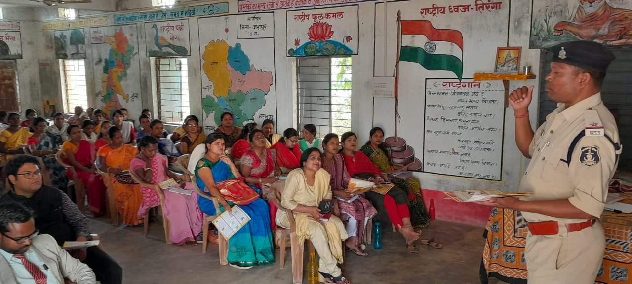 शिक्षकों को दी सायबर अपराधों से बचने की जानकारी