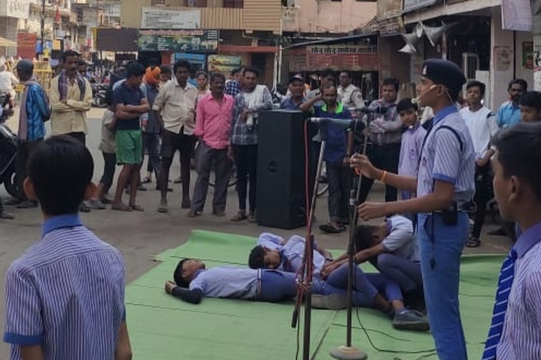 नुक्कड़ नाटक का किया प्रदर्शन