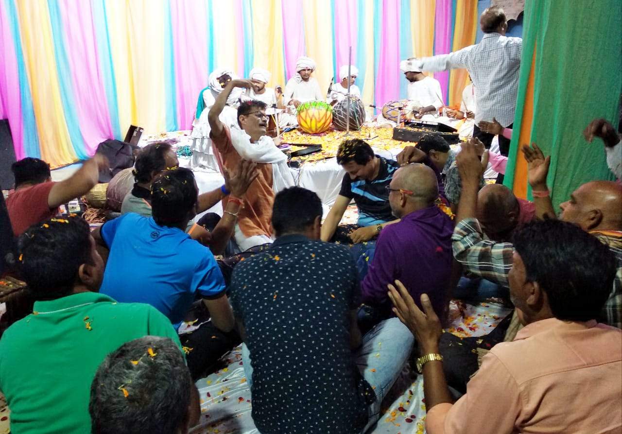 बसंत महोत्सव: फूलों की बौछार  में दिखा अवध की होली का रंग 