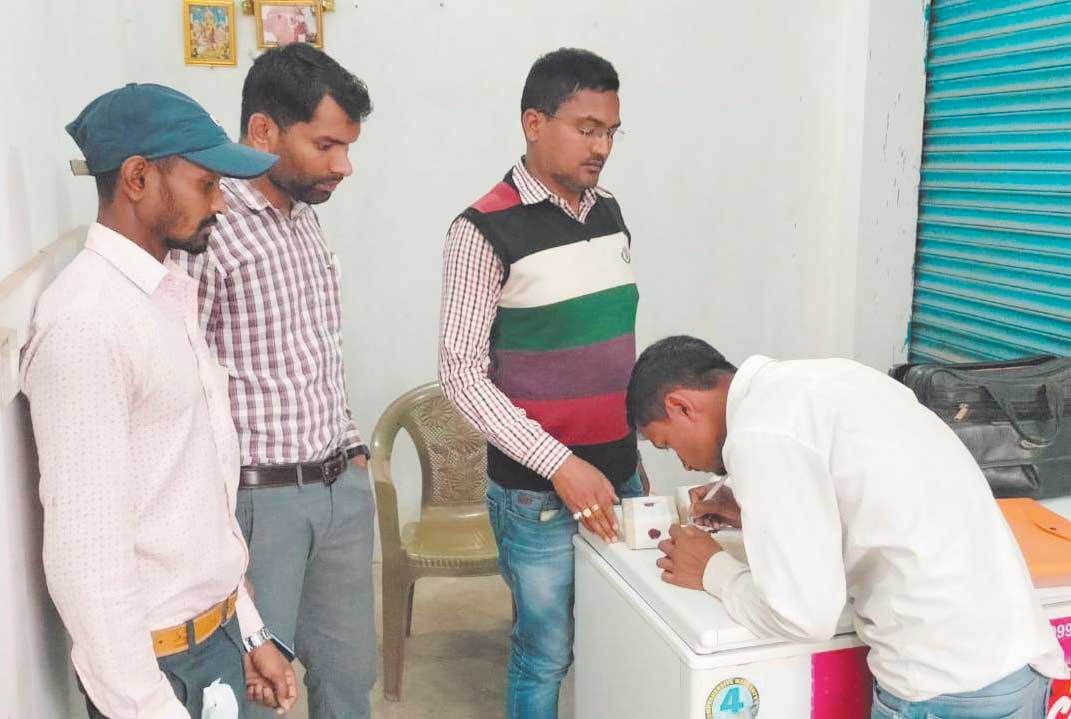 दो दुकानों से जांच के लिए पनीर का नमूना रायपुर भेजा