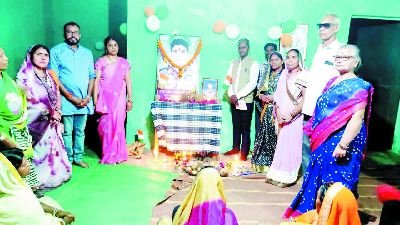 शहीद आदित्य कुमार को जनप्रतिनिधियों दी श्रद्धांजलि