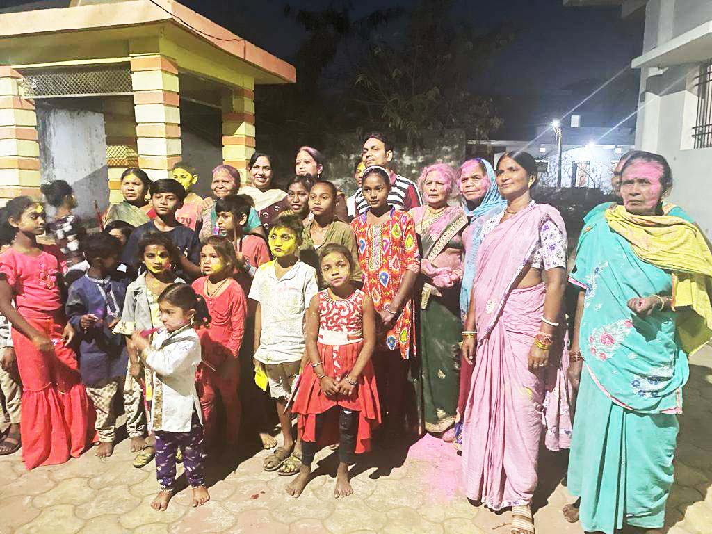 रॉयल ग्रुप के सदस्यों ने महिलाओं-पुरुषों व बच्चों संग खेली हर्बल सूखी होली