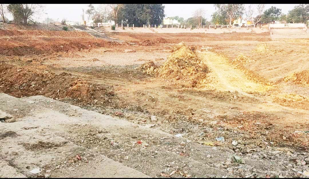 शीतला तालाब का सौंदर्यीकरण कछुए की गति से, लोगों का गुस्सा फूटा शीतला तालाब का सौंदर्यीकरण कछुए की गति से, लोगों का गुस्सा फूटा