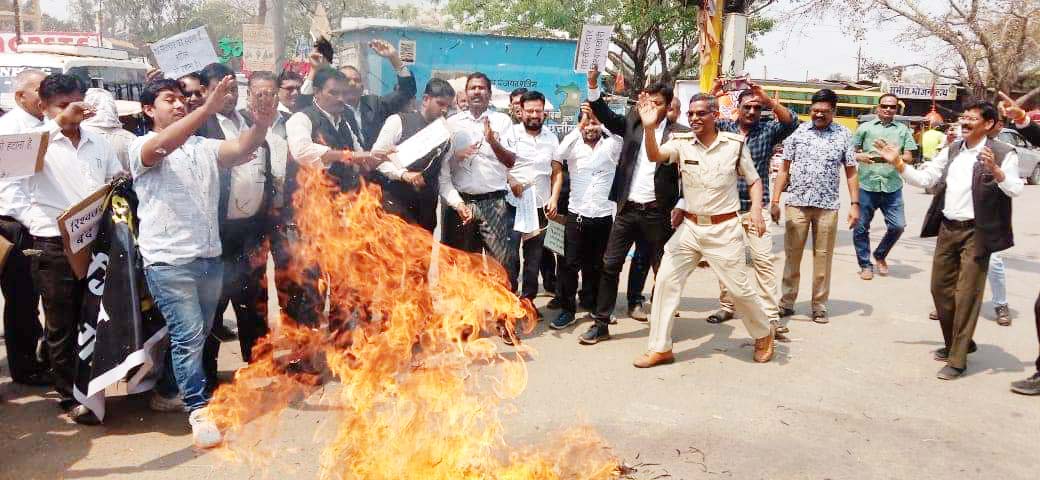 राजिम तहसीलदार को हटाने अधिवक्ताओं राजिम तहसीलदार को हटाने अधिवक्ताओं
