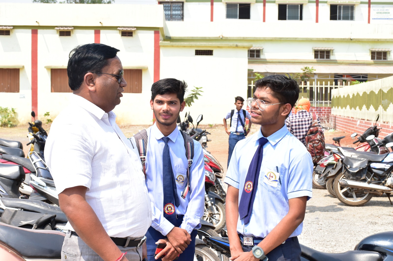 कलेक्टर ने स्कूली बच्चों का बढ़ाया हौसला