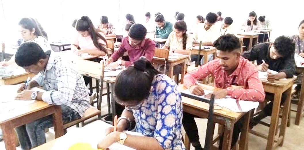 कॉलेज में 8 नकलची पकड़े गए, परीक्षार्थियों पर सीसीटीवी से हो रही निगरानी