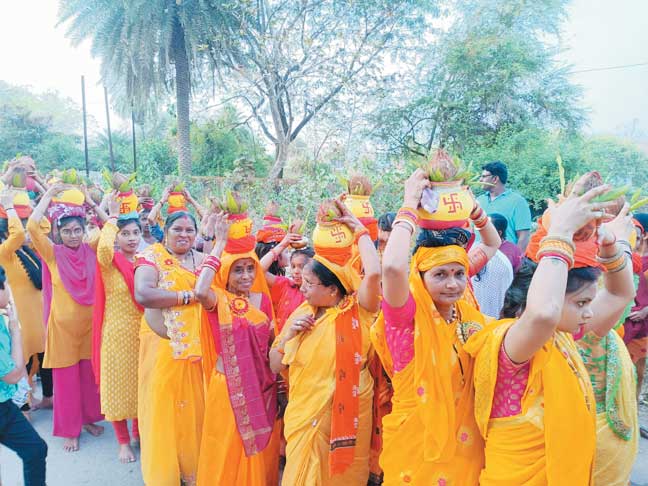 कलश यात्रा के साथ श्रीमद् भागवत महापुराण कथा शुरू