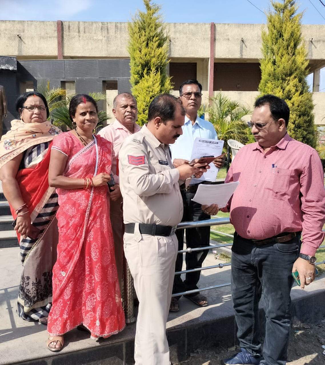 सरगुजा में एम्स खोलने की मांग, एमएस सिंहदेव की प्रतिमा के सामने धरना-प्रदर्शन