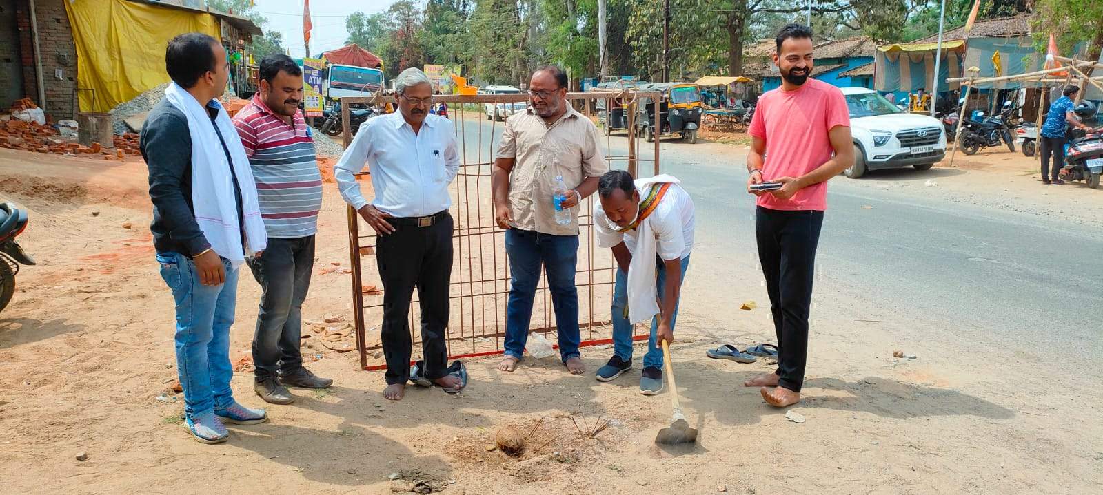 सडक़ किनारे पेवर ब्लॉक लगाने भूमिपूजन