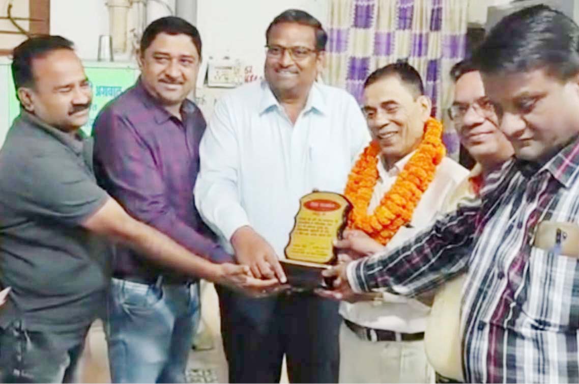 बहादुर की सेवानिवृत्ति पर व्यवसायियों ने दी विदाई