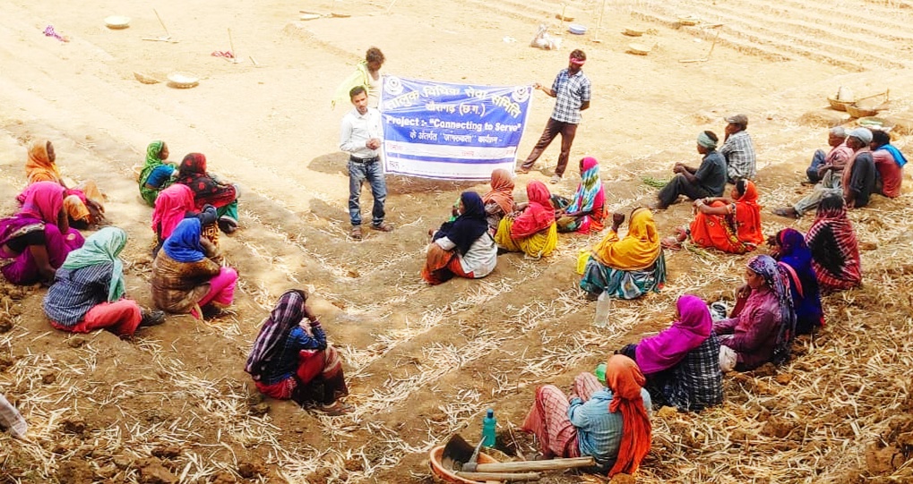 मनरेगा कार्य स्थल पर पहुँच, महिलाओं के सुरक्षा की दी जानकारी