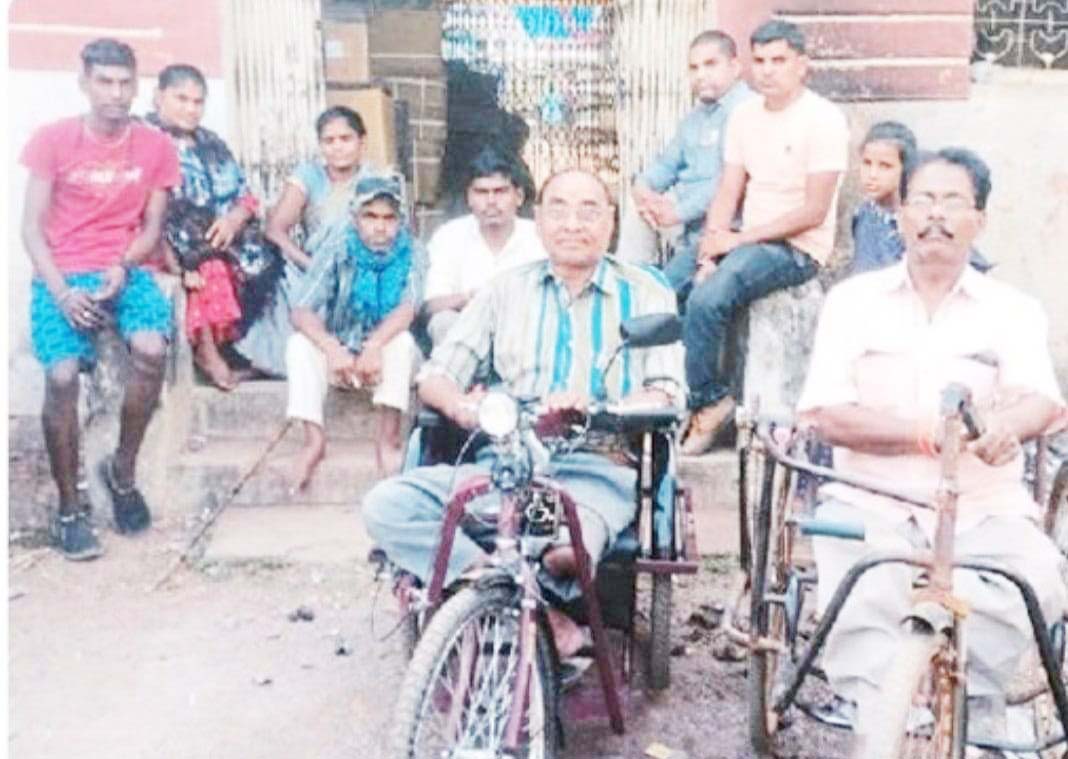 दिव्यांगों को 3 घंटे तक धूप में बैठाए रखने के बाद बिना ट्राईसाइकिल बैरंग लौटाया दिव्यांगों को 3 घंटे तक धूप में बैठाए रखने के बाद बिना ट्राईसाइकिल बैरंग लौटाया