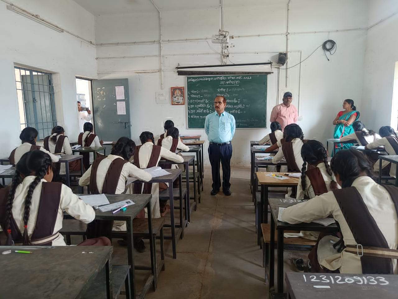 10वीं के विज्ञान पेपर में 315 विद्यार्थी अनुपस्थित 10वीं के विज्ञान पेपर में 315 विद्यार्थी अनुपस्थित
