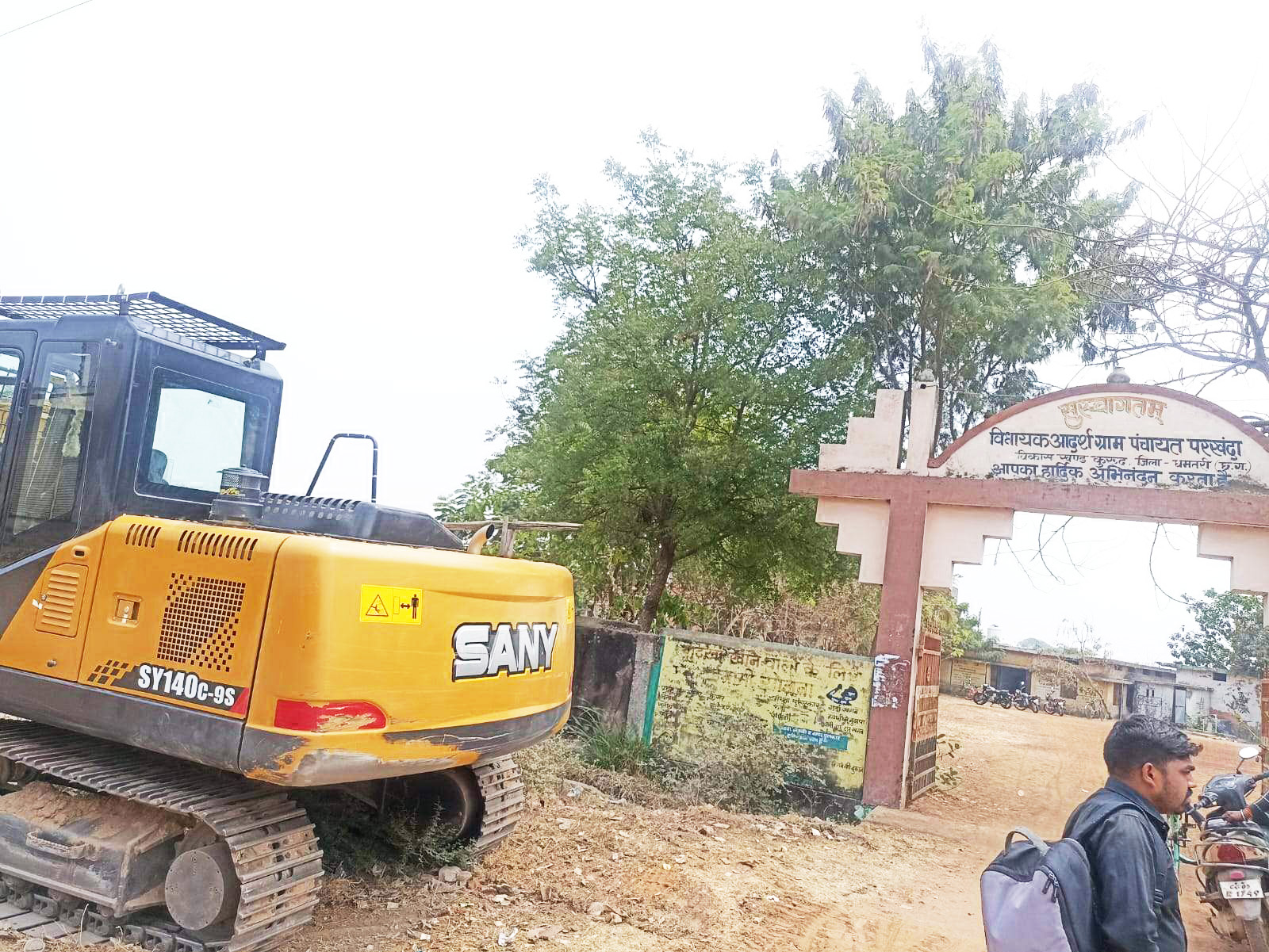 अवैध रेत परिवहन-खुदाई  में लगी गाडिय़ों को रोक ग्रामीणों का प्रदर्शन