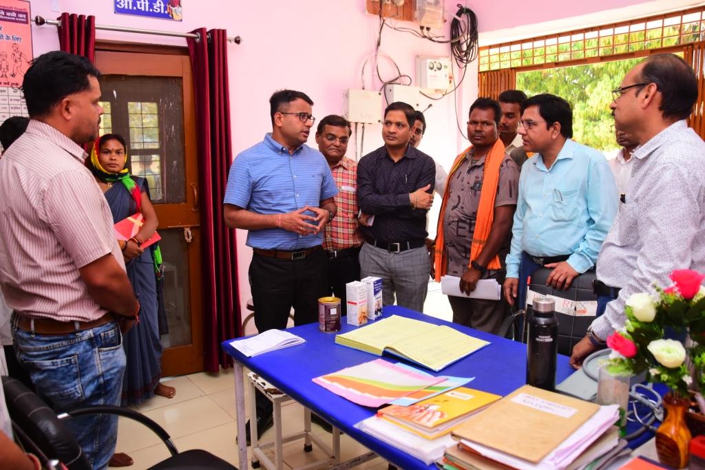 कलेक्टर ने किया बास्तानार विकासखंड में संचालित विकास कार्यों का निरीक्षण