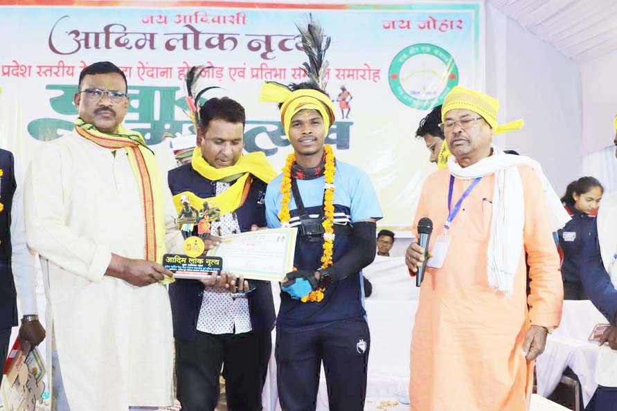 लोक नृत्य युवा महोत्सव में सायकल राईडर योगेश मरकाम हुए सम्मानित