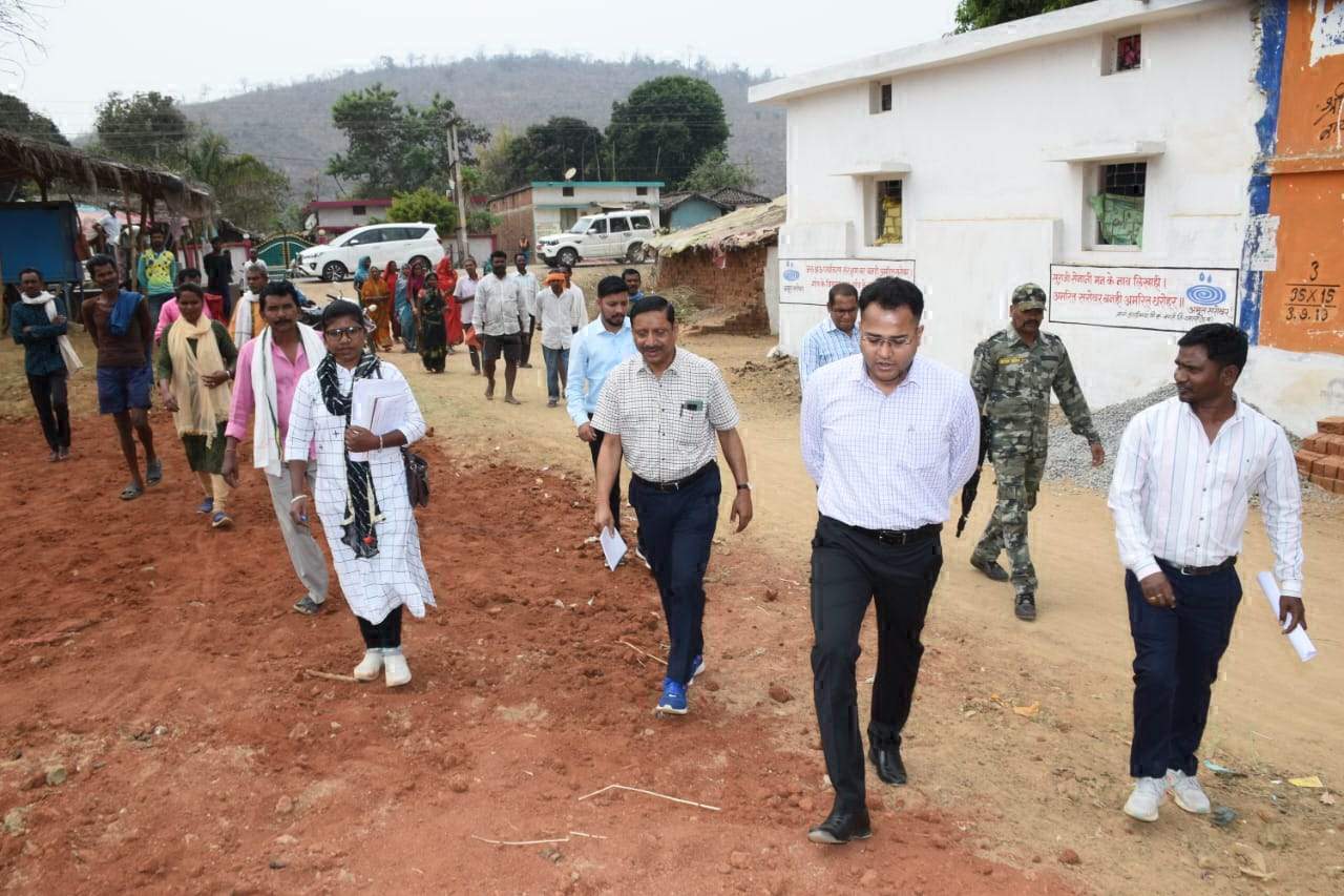 नगरी में अमृत सरोवरों और गौठान का कलेक्टर ने किया निरीक्षण