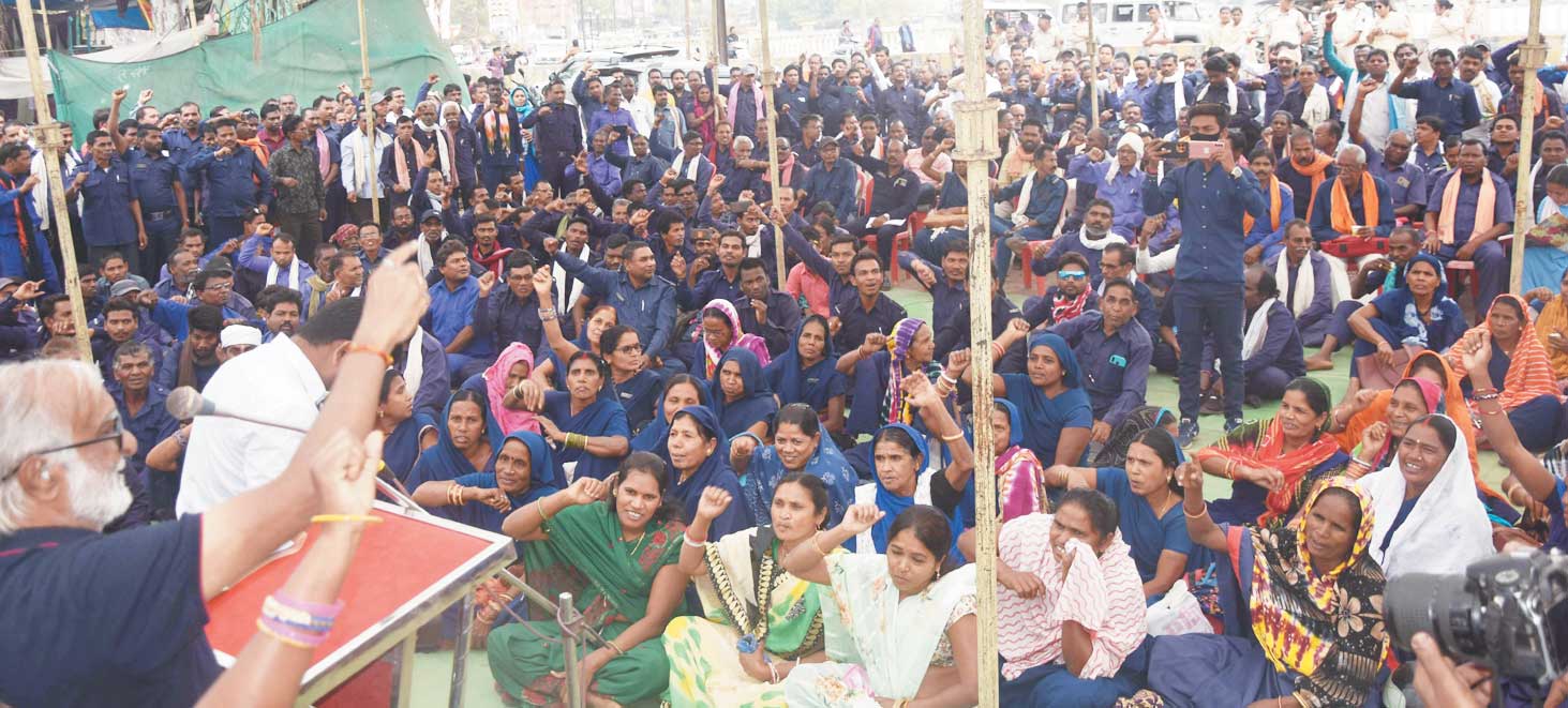 तीन सूत्रीय मांगों को लेकर कोटवारों का धरना