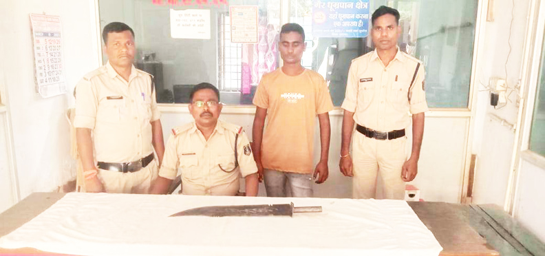 तलवार लेकर डराने वाला युवक गिरफ्तार