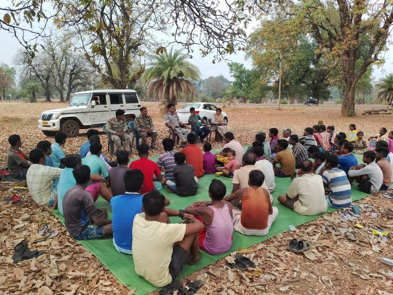 बचेली पुलिस की दुगेली में जन चौपाल, सुनीं ग्रामीणों की समस्याएं बचेली पुलिस की दुगेली में जन चौपाल, सुनीं ग्रामीणों की समस्याएं