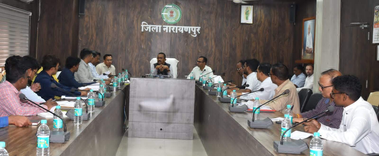 स्थानीय और माड़ क्षेत्र के लोगों को दिया जाए शासकीय योजनाओं में प्राथमिकता-कमिश्नर