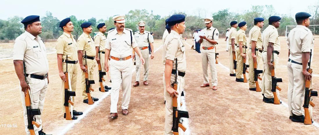 एसपी ने ली रक्षित केंद्र धमतरी में जनरल परेड की सलामी  परेड का निरीक्षण, अच्छे टर्न-आउट वाले जवानों को किया पुरस्कृत