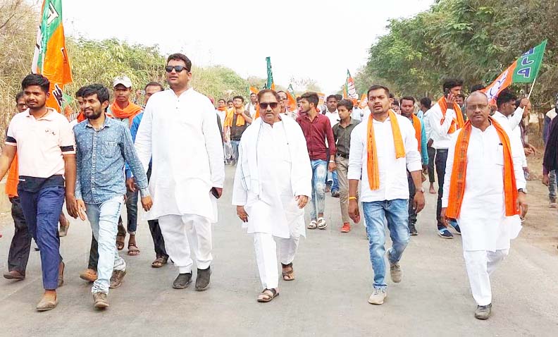 प्रदर्शनकारियों पर विस्फोटक पदार्थ फेंकना अमानवीय कृत्य -बजाज प्रदर्शनकारियों पर विस्फोटक पदार्थ फेंकना अमानवीय कृत्य -बजाज