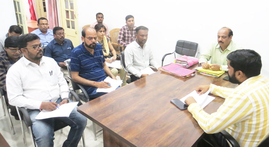 राजस्व वसूली में पिछड़े, दर्जनभर सहायक राजस्व निरीक्षक व  वार्ड प्रभारी को नोटिस
