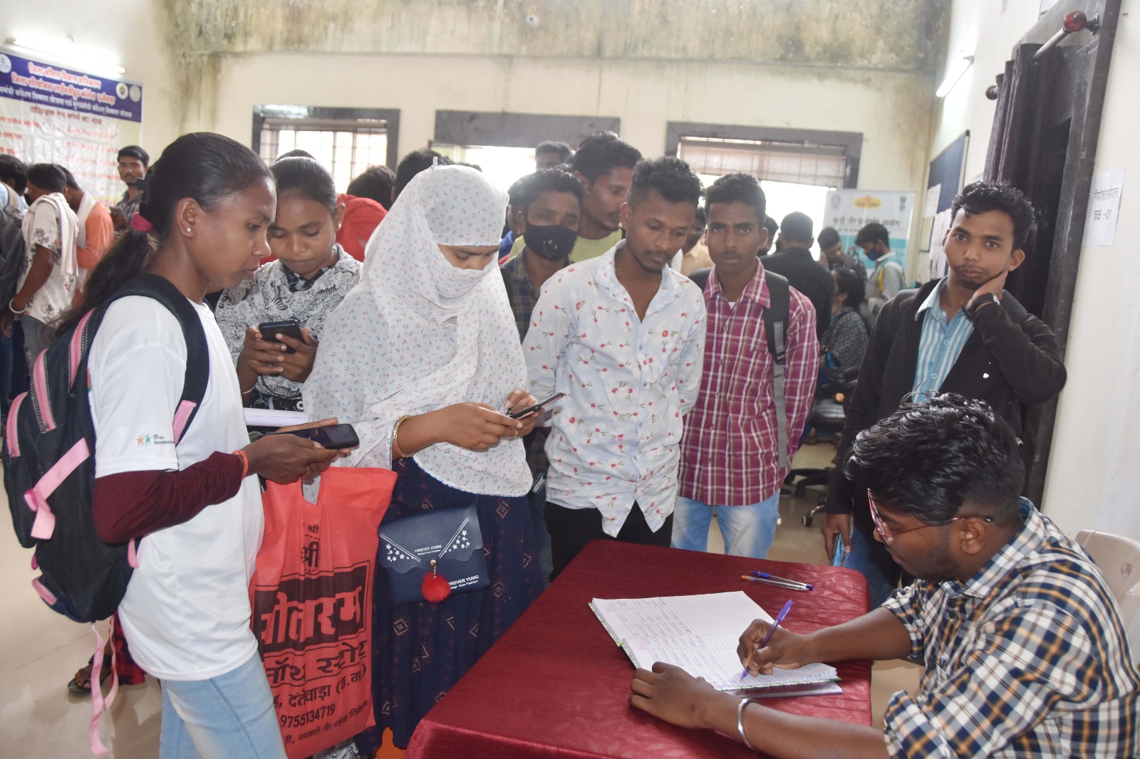 रोजगार मेले में उमड़ी भीड़ 