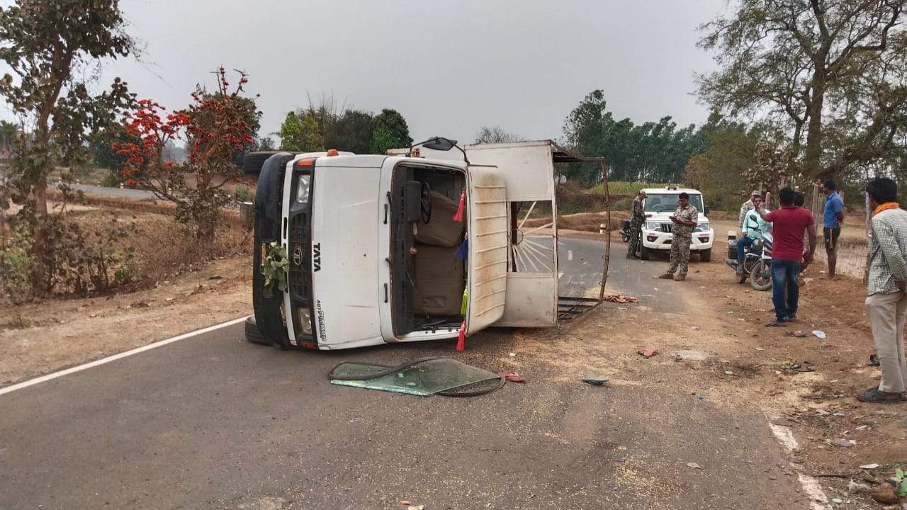 बेकाबू मेटाडोर पलटा, एक की मौत, 3 घायल बेकाबू मेटाडोर पलटा, एक की मौत, 3 घायल
