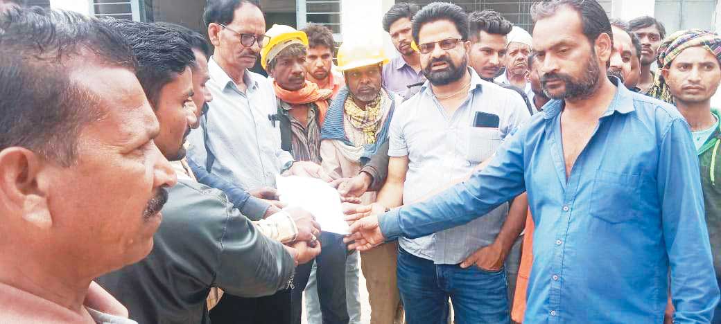 पॉवर प्लांट के मजदूरों ने सुरक्षा किट समेत मांगें रखी, तो काम से निकाला, एसडीएम को  ज्ञापन