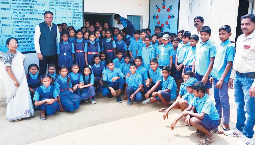कलेक्टर ने बच्चों को बताया शिक्षा का महत्व