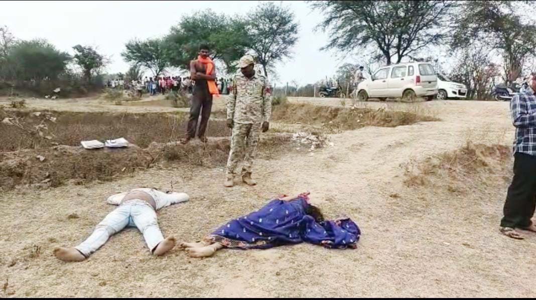 सडक़ किनारे मिली युवक-युवती की लाश सडक़ किनारे मिली युवक-युवती की लाश